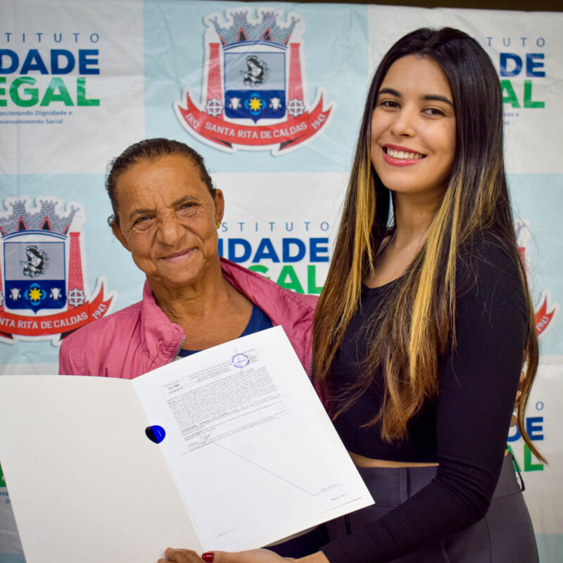 Entrega de escrituras registradas em Santa Rita de Caldas